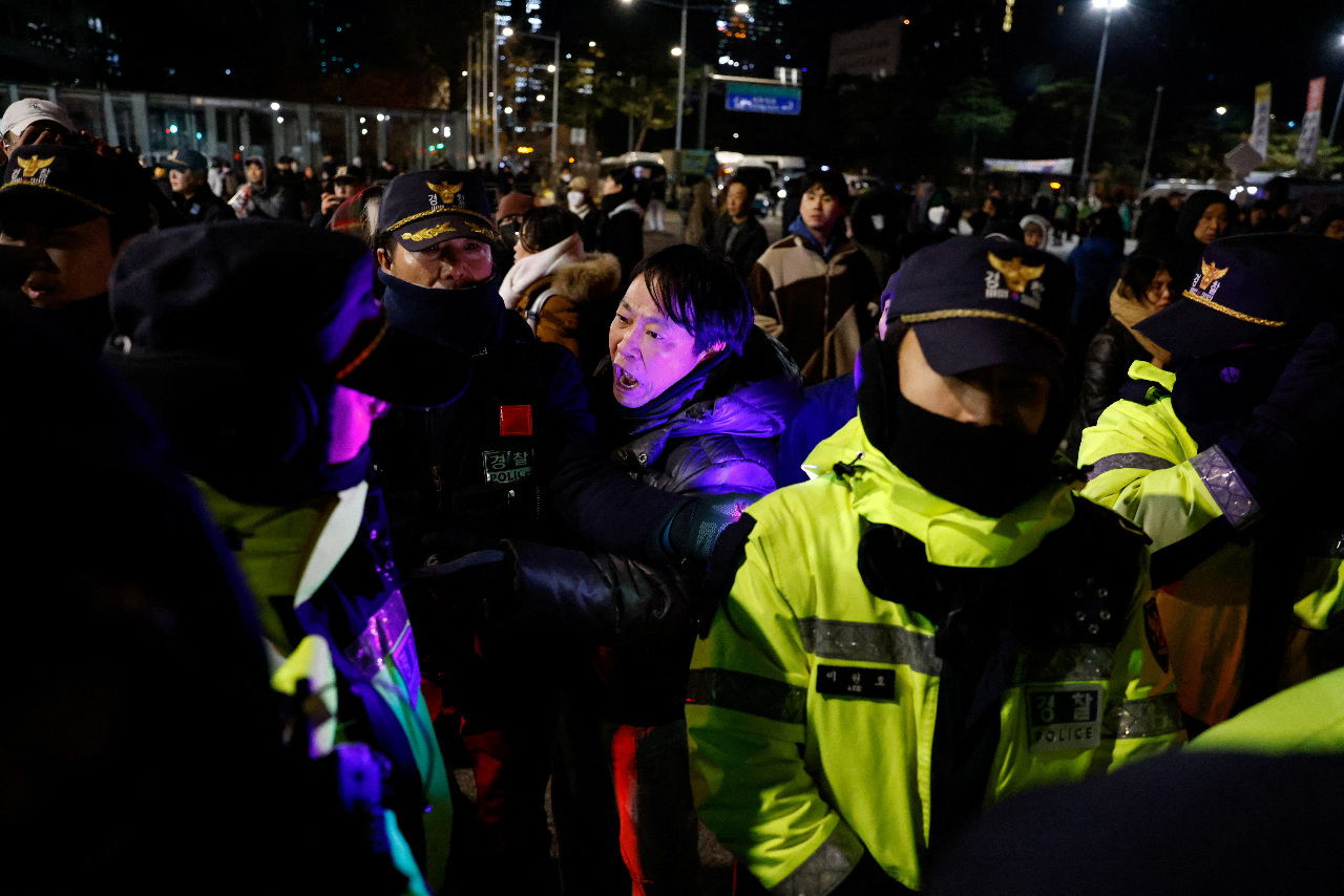 South Korea Nagdeklara ng Emergency Martial Law