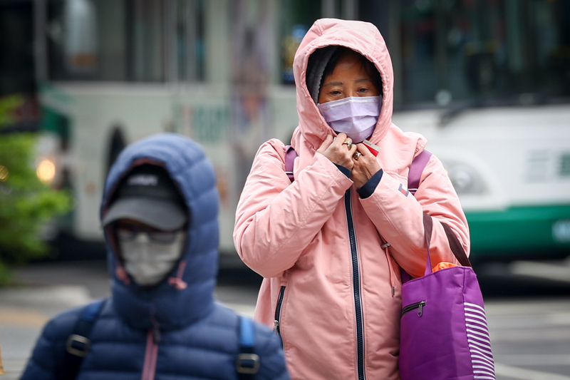 Medyo malamig ngayong umaga, pero tataas din ang temperatura sa hapon  Maaaring bababa ang temperatura hanggang 10°C o mas mababa pa