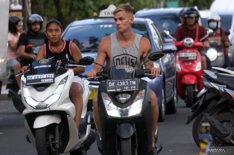 Kapag naka ride ka ng scooter ano gagawin mo kung kakaliwa ka?