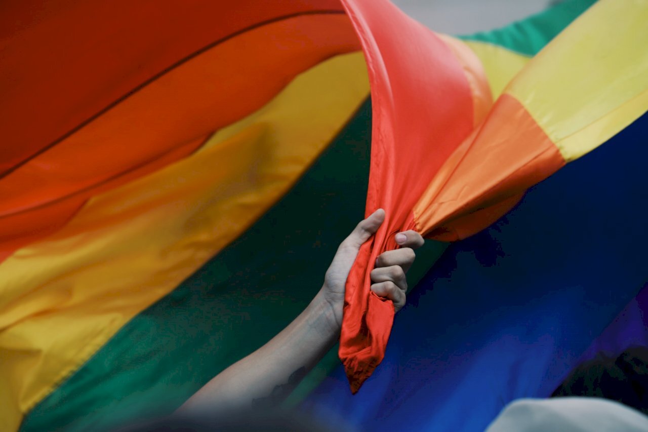 Trump Nilabanan ang “Woke” na Kultura: Binuwag ang Mga Programang Pang-Diversidad at Proteksyon para sa LGBTQ