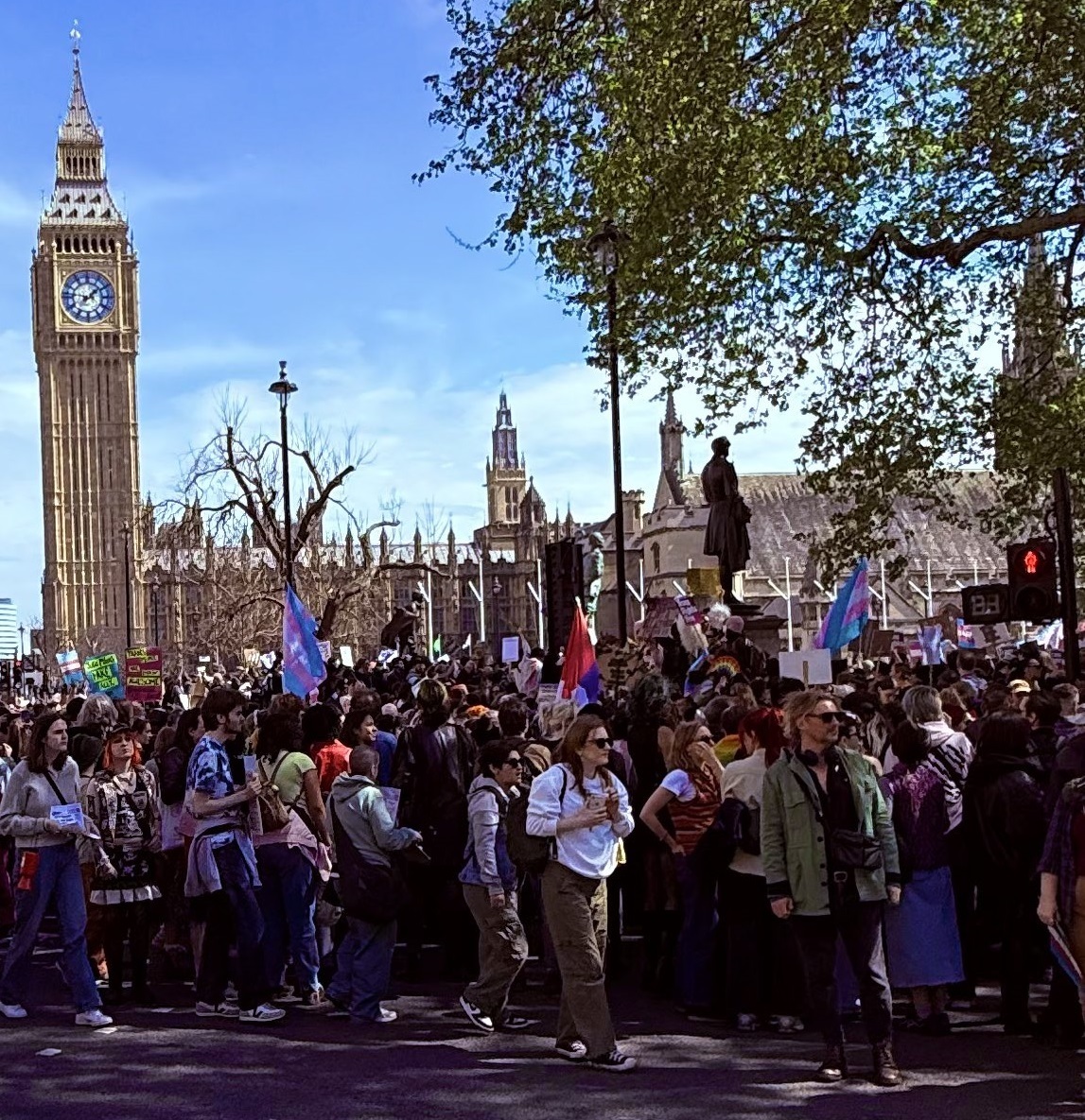 Mga Tagasuporta ng Transgender sa UK, Nagtipon Upang Tutulan ang Pasya ng Korte Suprema sa Kahulugan ng 
